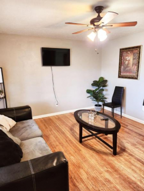 Quiet comfort room near shopping and attractions